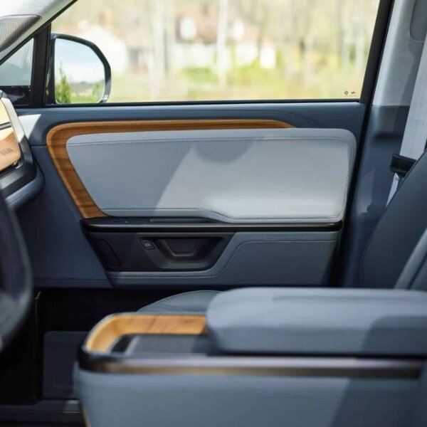 Rivian R1S (12)