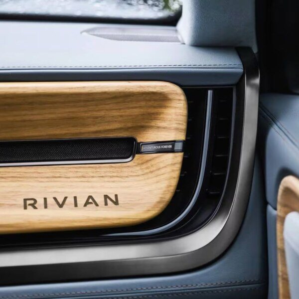 Rivian R1S (14)