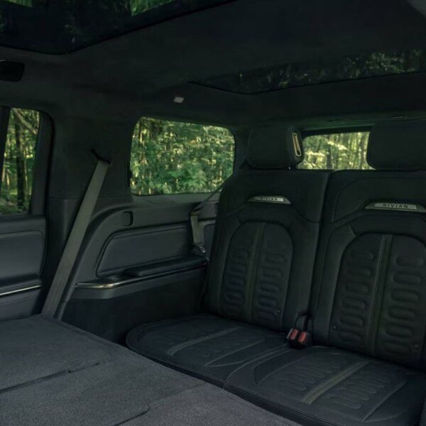 Rivian R1S (16)