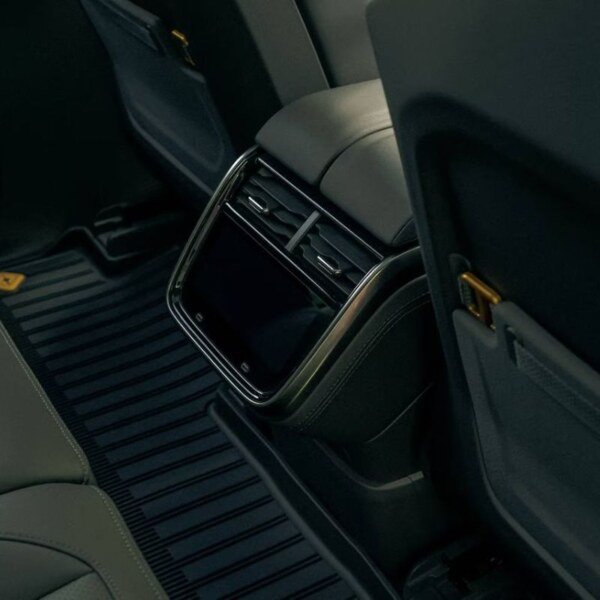 Rivian R1S (9)