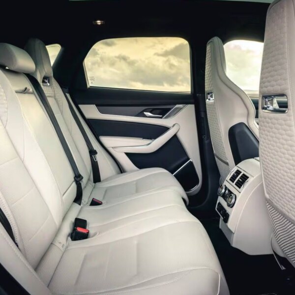 Jaguar F-PACE SVR (1)