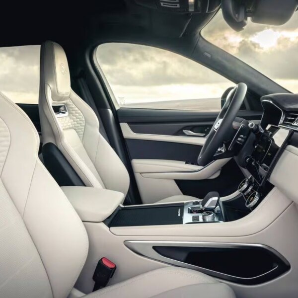 Jaguar F-PACE SVR (6)