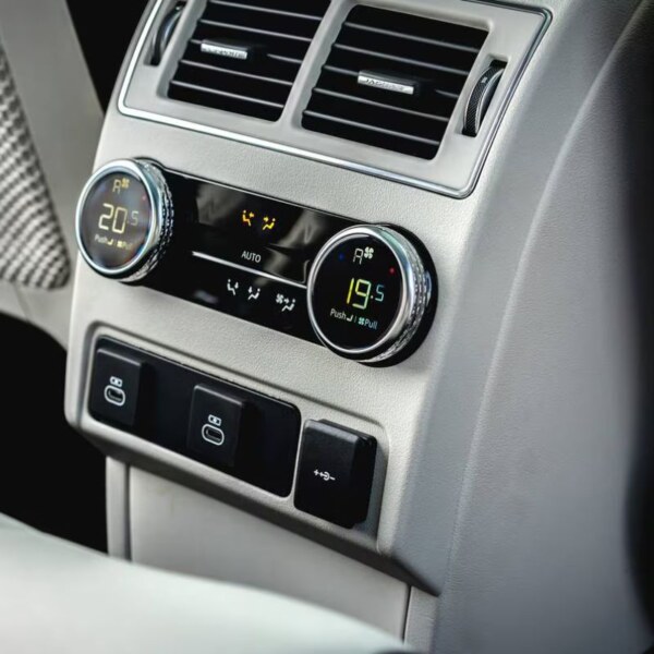 Jaguar F-PACE SVR (7)